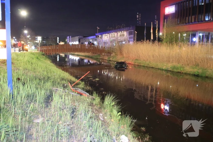 Dronken bestuurder rijdt auto sloot in