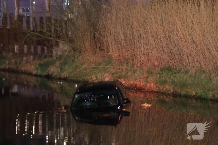 Dronken bestuurder rijdt auto sloot in