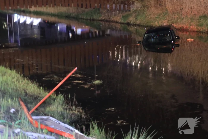Dronken bestuurder rijdt auto sloot in