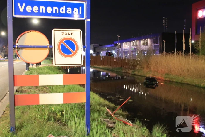 Dronken bestuurder rijdt auto sloot in