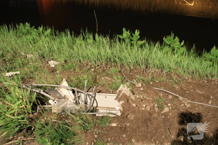 Dronken bestuurder rijdt auto sloot in