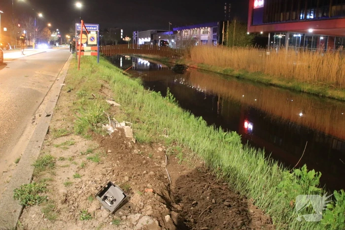 Dronken bestuurder rijdt auto sloot in