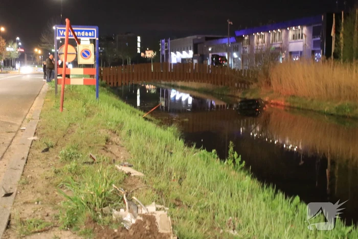 Dronken bestuurder rijdt auto sloot in