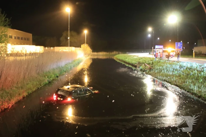 Dronken bestuurder rijdt auto sloot in