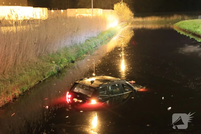 Dronken bestuurder rijdt auto sloot in