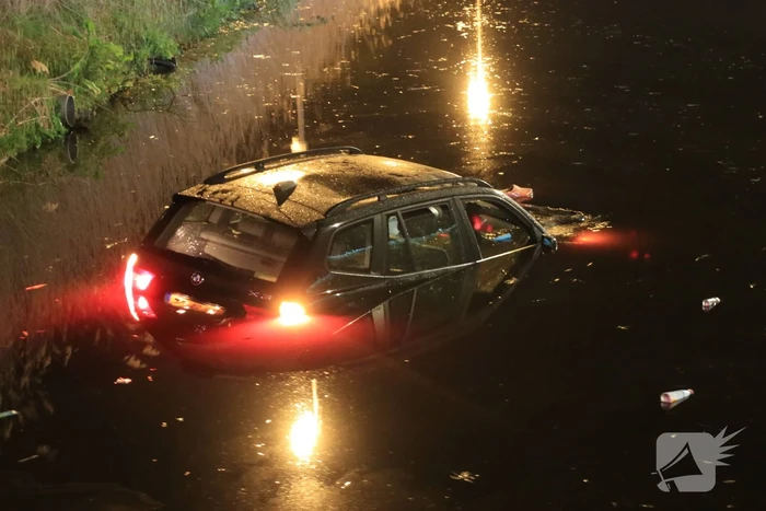 Dronken bestuurder rijdt auto sloot in