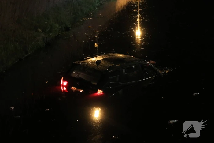 Dronken bestuurder rijdt auto sloot in