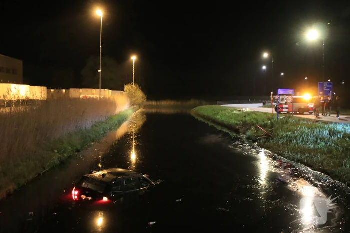 Dronken bestuurder rijdt auto sloot in