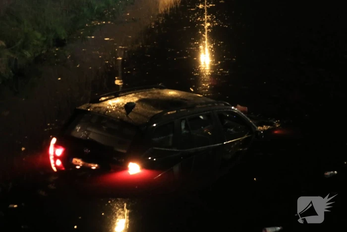 Dronken bestuurder rijdt auto sloot in