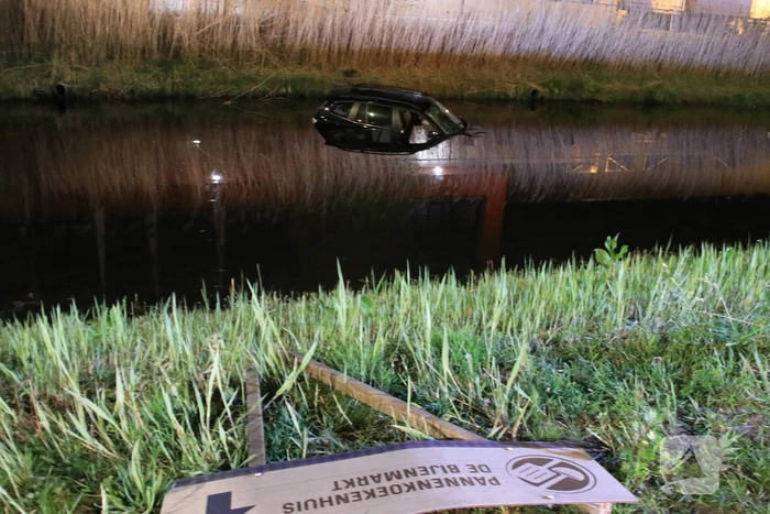 Dronken bestuurder rijdt auto sloot in