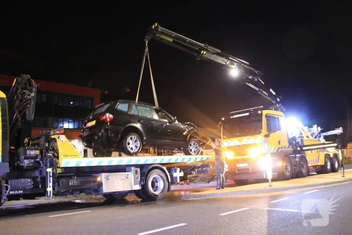 Dronken bestuurder rijdt auto sloot in