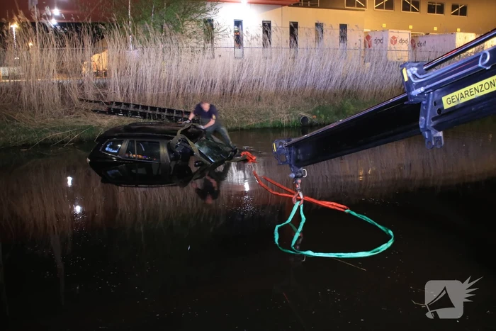 Dronken bestuurder rijdt auto sloot in