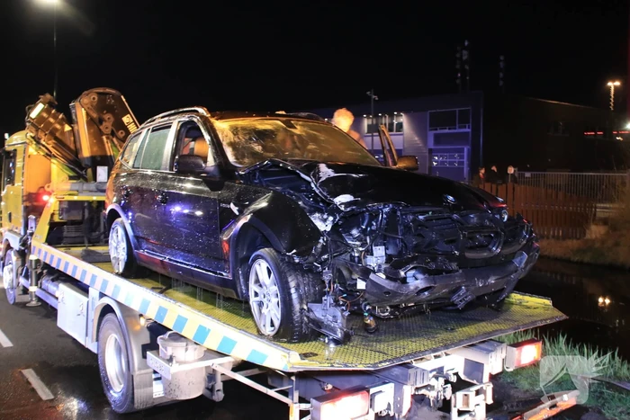 Dronken bestuurder rijdt auto sloot in