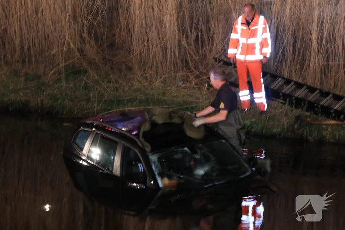 Dronken bestuurder rijdt auto sloot in
