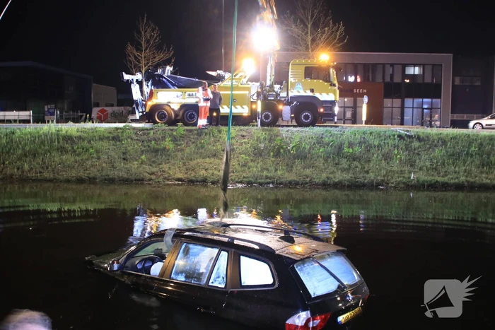 Dronken bestuurder rijdt auto sloot in