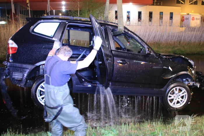 Dronken bestuurder rijdt auto sloot in
