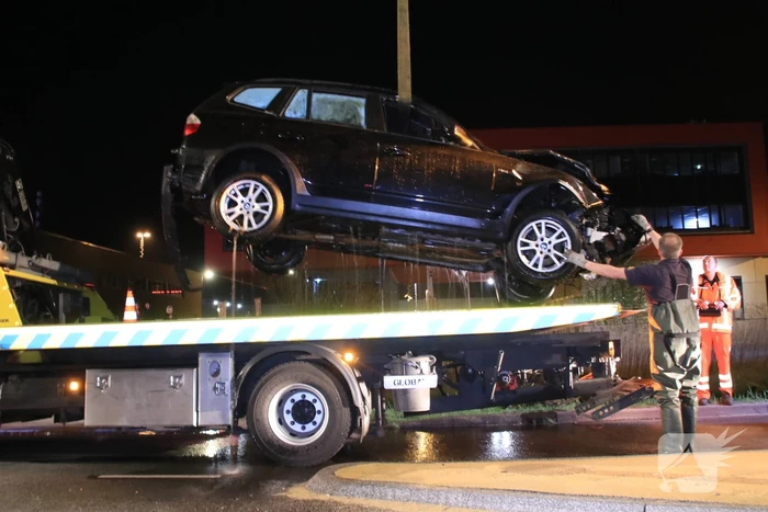 Dronken bestuurder rijdt auto sloot in