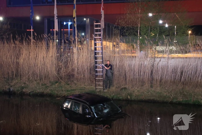 Dronken bestuurder rijdt auto sloot in