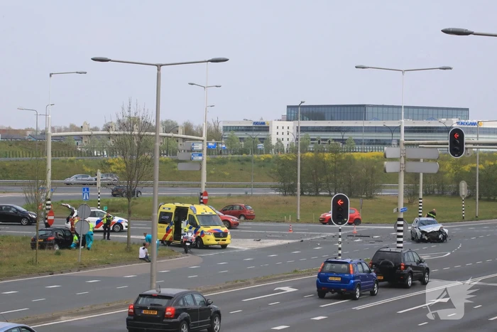 Auto's botsen op kruising