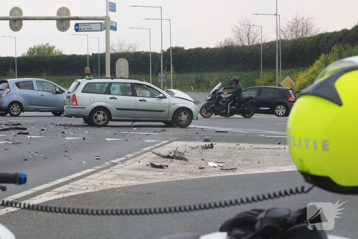 Auto's botsen op kruising