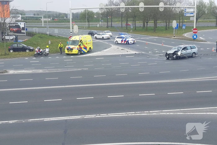 Auto's botsen op kruising
