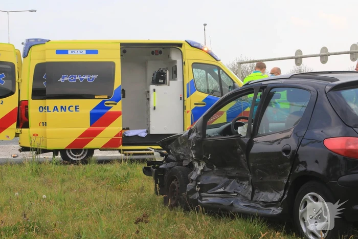 Auto's botsen op kruising