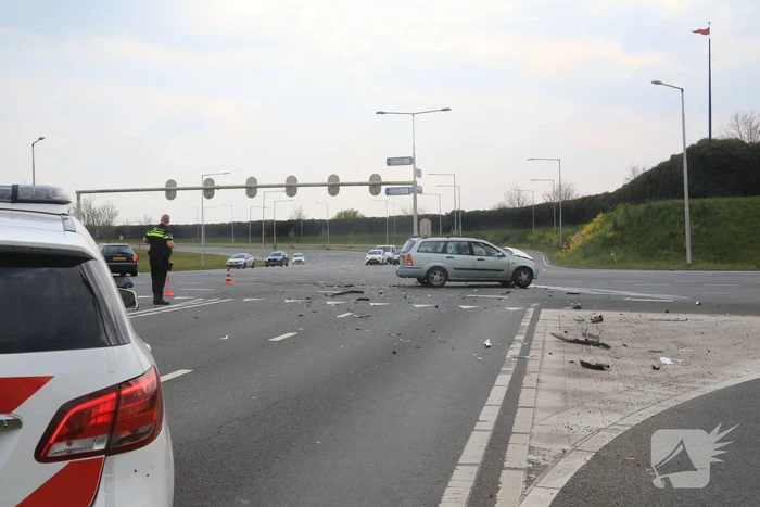 Auto's botsen op kruising