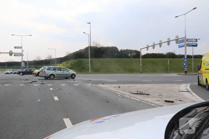 Auto's botsen op kruising