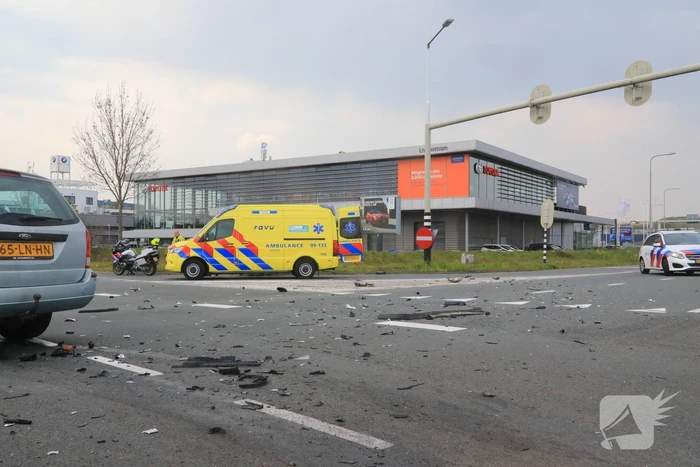 Auto's botsen op kruising