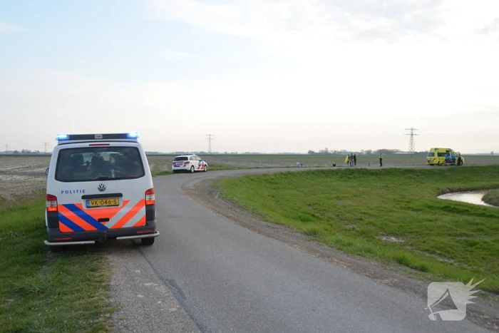 Auto op zijn kop in de sloot