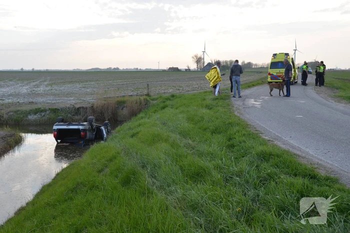 Auto op zijn kop in de sloot