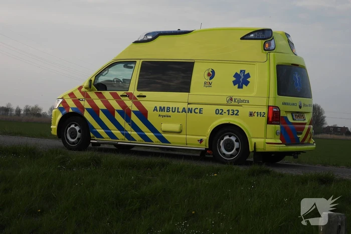 Auto op zijn kop in de sloot