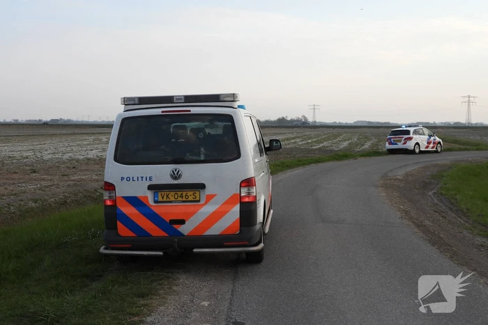 Auto op zijn kop in de sloot