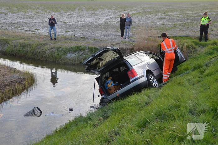 Auto op zijn kop in de sloot