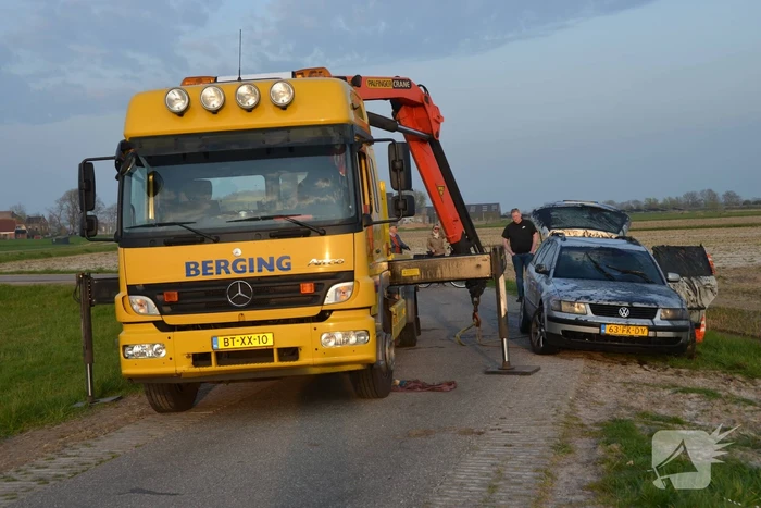 Auto op zijn kop in de sloot