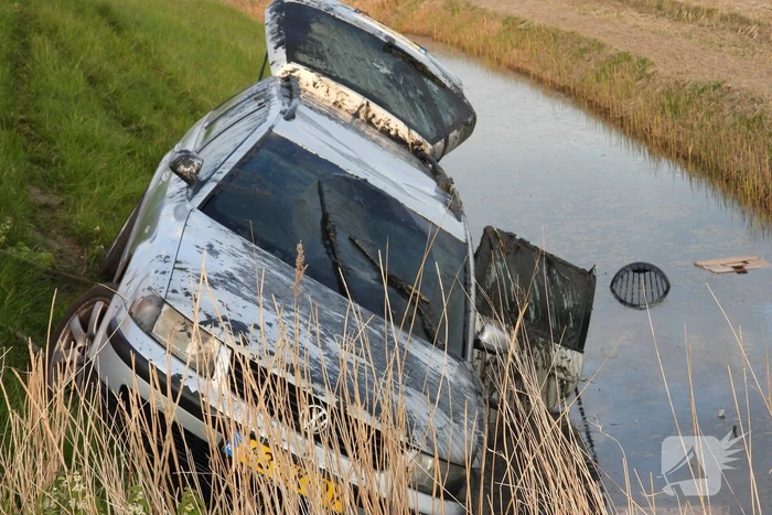 Auto op zijn kop in de sloot