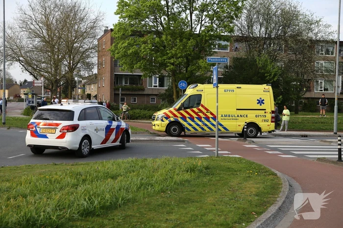 Scooterrijder aangereden op rotonde door auto