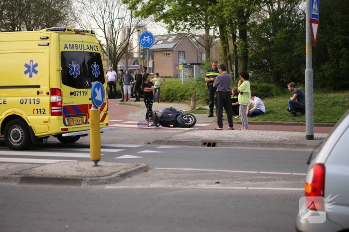 Scooterrijder aangereden op rotonde door auto