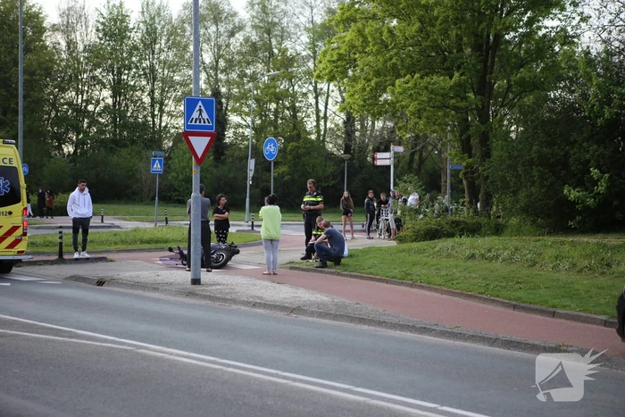 Scooterrijder aangereden op rotonde door auto