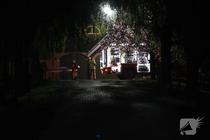 Brandweer voor derde keer naar brand in rieten dak