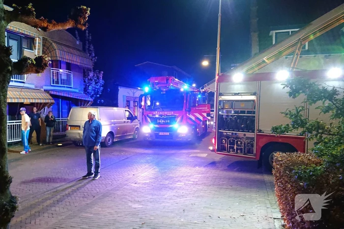 Persoon door het dak van loods gezakt