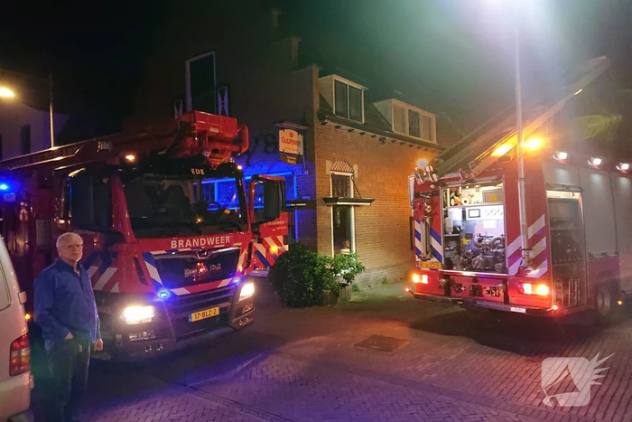 Persoon door het dak van loods gezakt