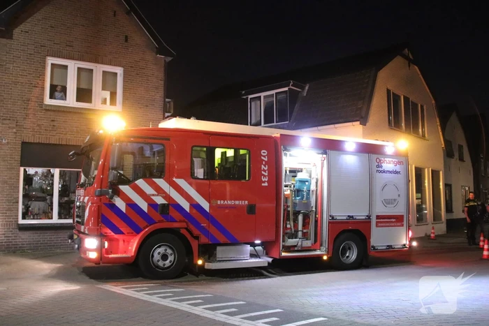Persoon door het dak van loods gezakt