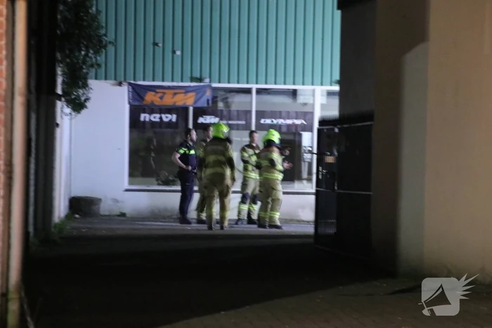Persoon door het dak van loods gezakt