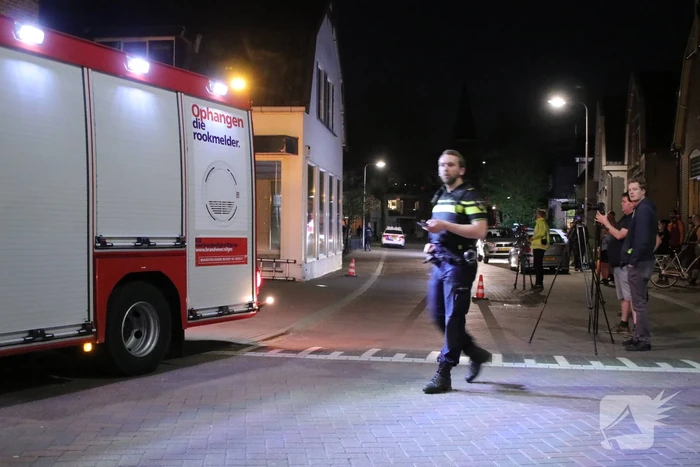 Persoon door het dak van loods gezakt