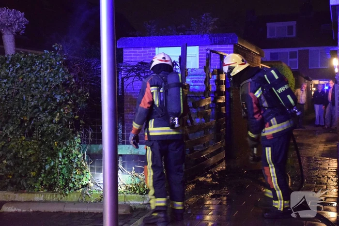 Buurtbewoners blussen brandende schutting, brandstichting mogelijke oorzaak
