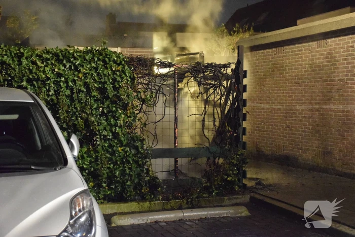 Buurtbewoners blussen brandende schutting, brandstichting mogelijke oorzaak