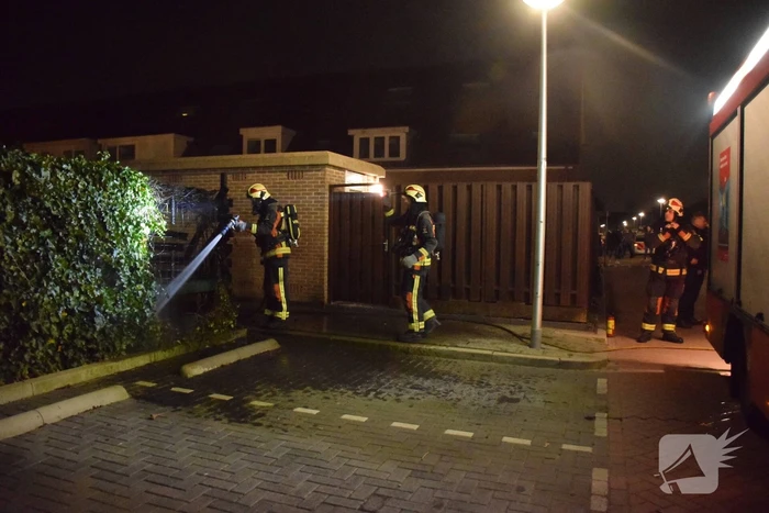 Buurtbewoners blussen brandende schutting, brandstichting mogelijke oorzaak