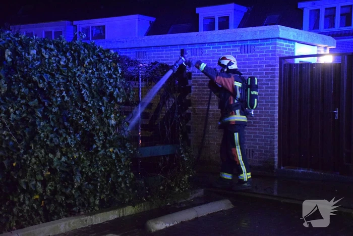 Buurtbewoners blussen brandende schutting, brandstichting mogelijke oorzaak