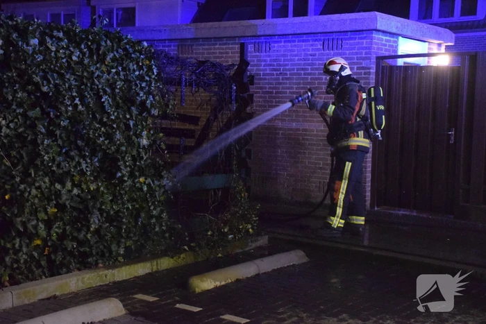 Buurtbewoners blussen brandende schutting, brandstichting mogelijke oorzaak